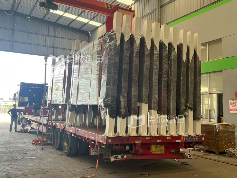 江蘇美城街具為新疆定制公交候車(chē)亭第四批發(fā)貨案例 江蘇美城街具為新疆定制公交候車(chē)亭第四批發(fā)貨案例